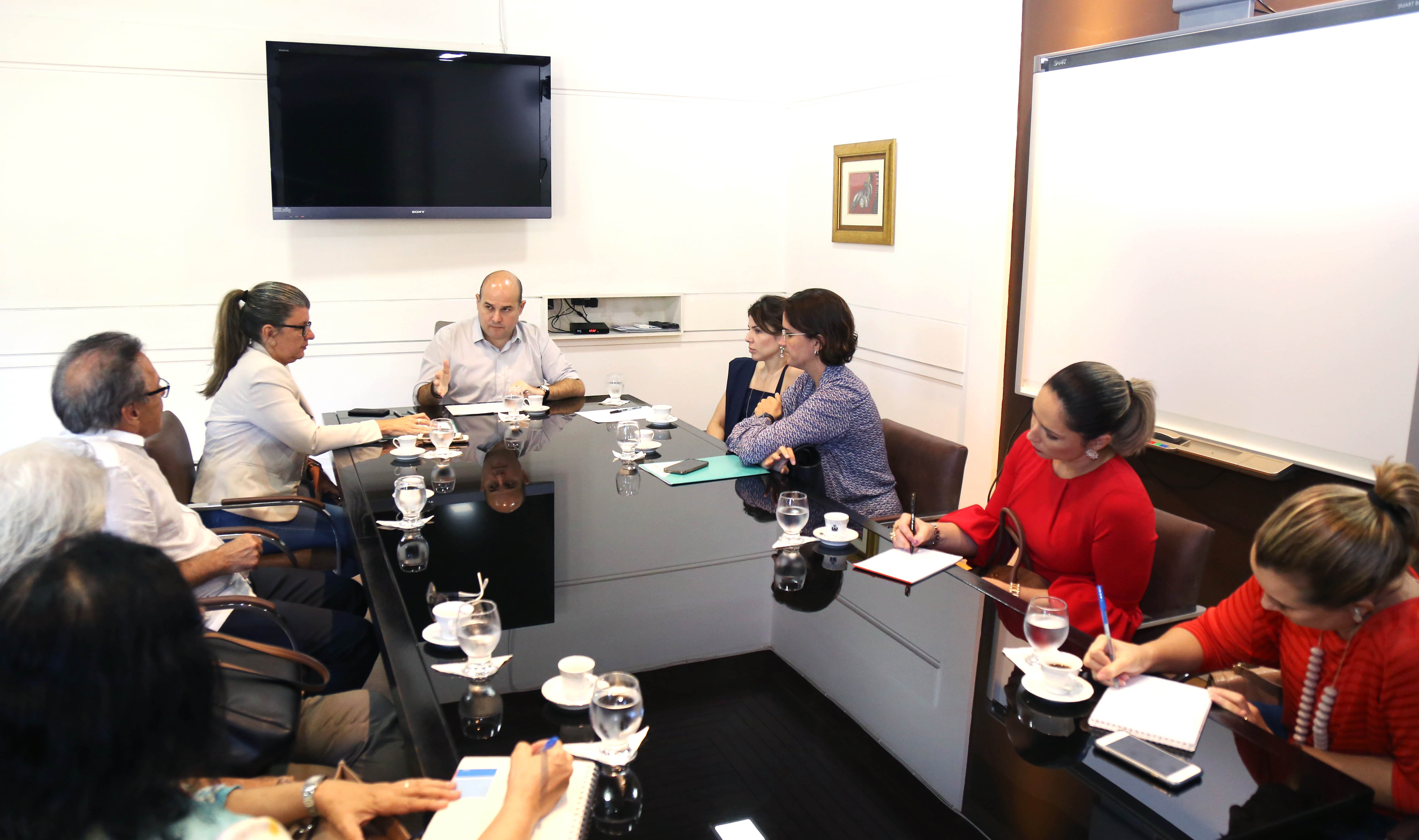 pessoas reunidas ao redor de uma mesa